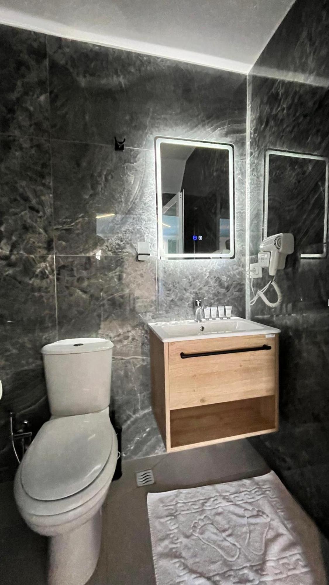 Hotel Davids Koman ภายนอก รูปภาพ